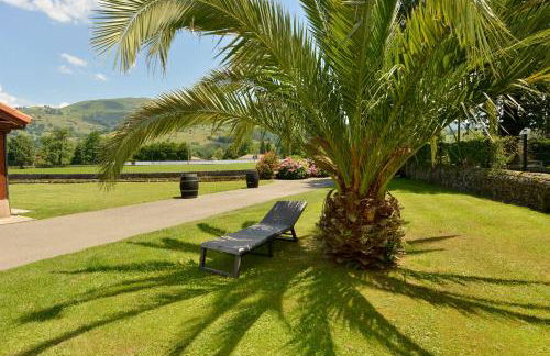 Piscina climatizada y cubierta 365 dias en Casa Rural con Encanto El Puentuco una de las casas mas valoradas de Cantabria - Foto 43