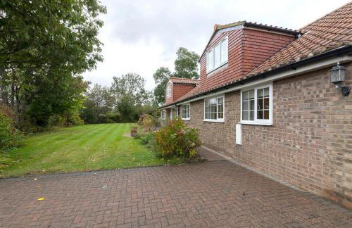 Hot Tub Free Parking 5 Bedroom Large Space - Photo 33