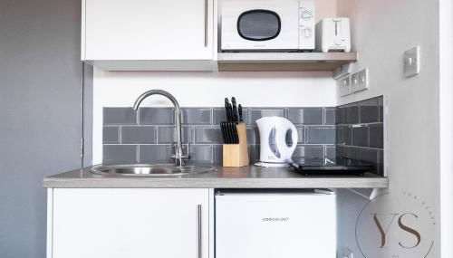 Modern 1C Longton Studio Near Alton Towers with Netflix, Wi-Fi & Kitchenette - Foto 3