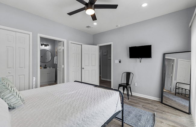 Retreat to a Brand-new Downtown Home 4br/3ba! - Photo 8