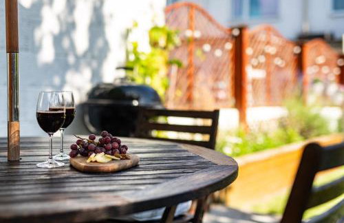 Charming Family Home with Stoves, Garden & Parking - Foto 22