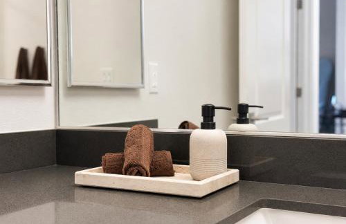 Modern Retreat 10 Min from Disneyland With Pool & Gym - Foto 50