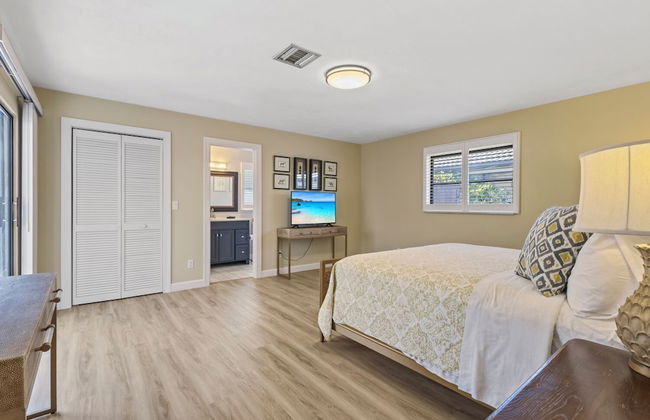 Avanti Vacation Rental, Relaxing 3-BR Retreat with Private Pool Minutes from Vanderbilt Beach and Delnor-Wiggins State Park. Enjoy Southern Exposure, BBQ Area, and Pet-Friendly Comfort - Foto 4