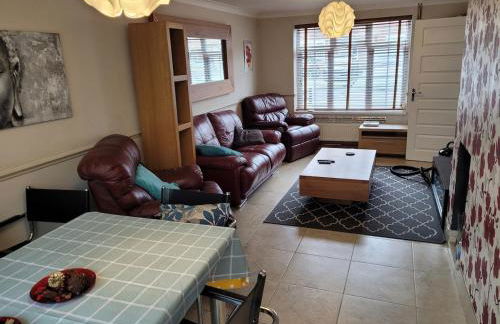 The Holbein Three bedroom home near tilgate park private parking and garden - Foto 1