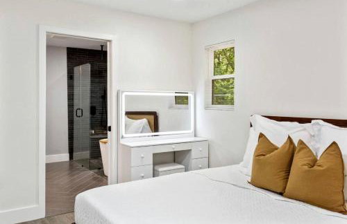 Stylish Lakehouse with Black-and-White Modern Design near Lake Hartwell, Clemson SC - Foto 38