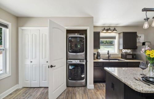 Hickory Hideaway Pet-Friendly Haven with Fire Pit! - Foto 16