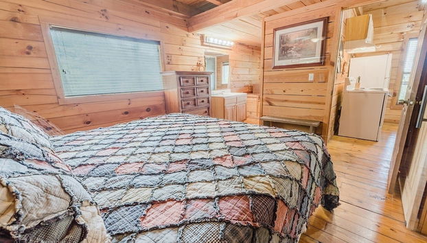 Hunter's Hideaway 2 Bedroom Cabin by RedAwning - Foto 2, Habitación