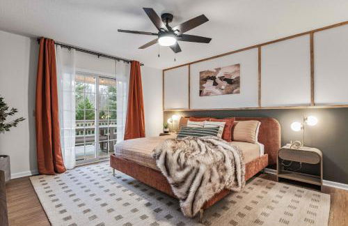 Newly Renovated Luxe Home near Asheville | Pool, Hot Tub, Theater & Games! - Foto 26