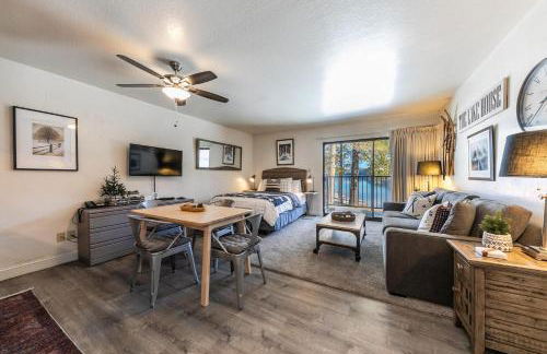 Beautiful Deluxe Studio w/Lake View #245 at Donner Lake Village - Foto 11