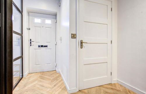 The Iver - 3BR - Spacious House - Free Parking - Photo 15