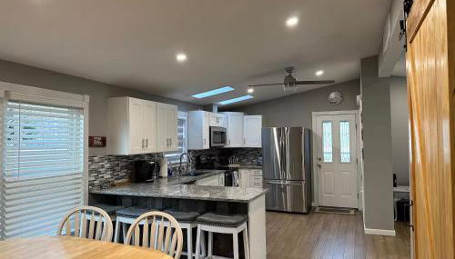 Stylish 3 BR Entire Home NearTown & Beach with Pool Table & King Bed - Foto 3, stove, dishwasher, toaster