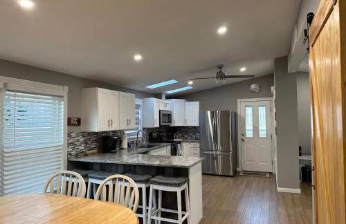 Stylish 3 BR Entire Home NearTown & Beach with Pool Table & King Bed - Foto 3