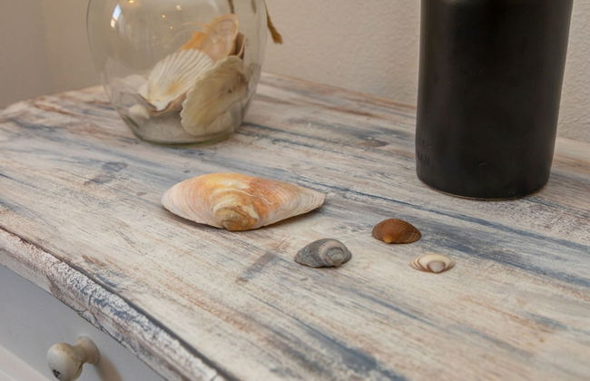 Cozy Holiday Home 3 Minutes From the Beach! - Photo 9