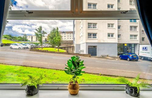 Sleek and Stylish 3 Bed in Greenock - Sleeps 8 - Photo 34