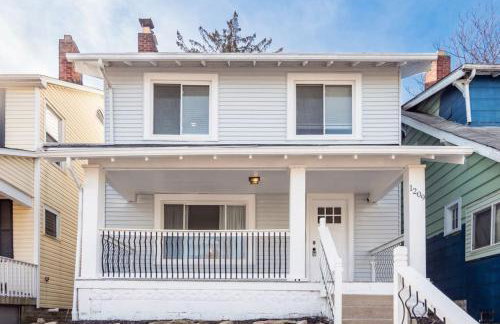 Oakwood Charm Family-Friendly 3BR Getaway - Photo 14