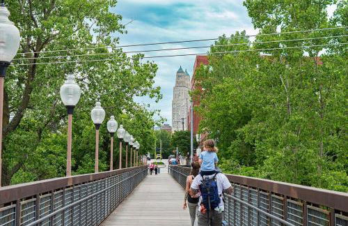 Home in Kansas City 15 mins to KCI with a KING bed and workspace - Foto 35