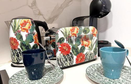 LUJO 10 pax Proyector, Maquina Arcade y Patinetes - Foto 4