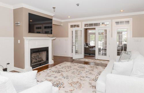 Exquisite home with pool, enclosed yard, fireplace, central AC, & washer/dryer - Foto 1