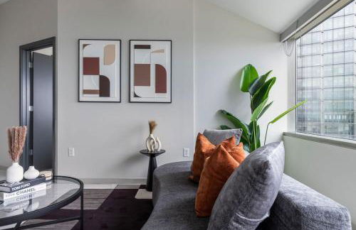 Luxury Downtown King Bed, Rooftop Pool - Photo 17