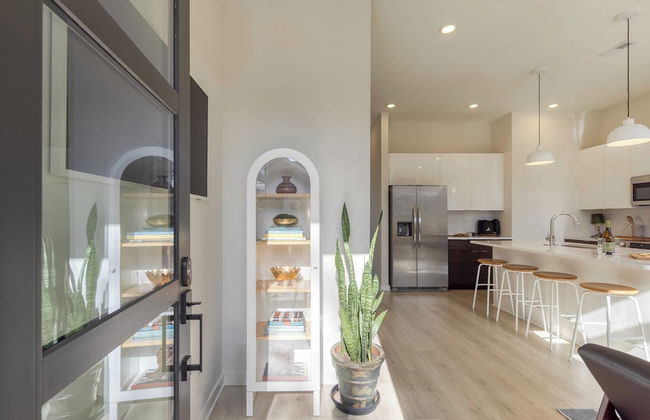 The Stage by Avantstay Chic 4bdr w/ Covered Balcony Modern + Newly Built - Photo 4