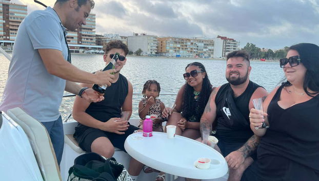 Serviremos uma taça de cava a bordo