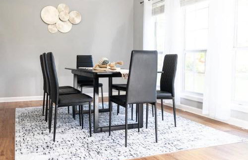 Spacious Vaulted 4BR Family Home Near Mall of GA Sleeps 12 - Foto 9