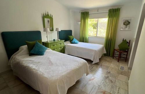 Traditional 3 bedroom villa with great pool in the heart of Vale do Lobo - Photo 34