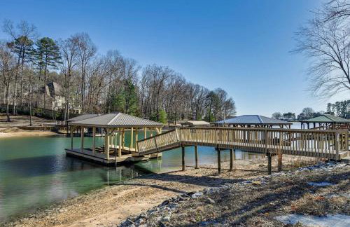 Lake Norman Retreat with Dock, Game Room and Hot Tub - Foto 1