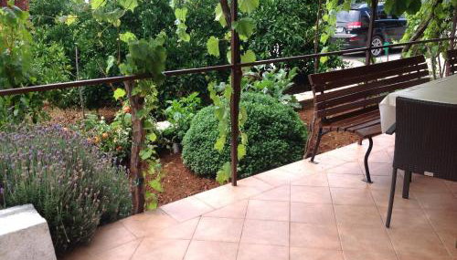 Apartmani Roić - Foto 4, Garden view