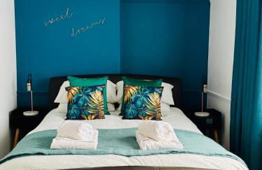 Cherry Blossom Apartment - 3 bed, parking, garden - Photo 1