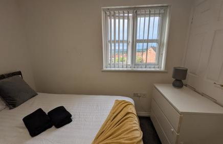 Large Modern House With Private Parking - Photo 154