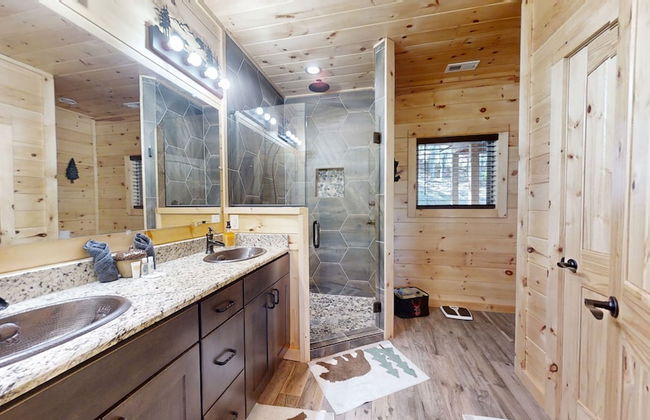 Lazy Bear Lodge 5 Bedroom Cabin by RedAwning - Photo 55