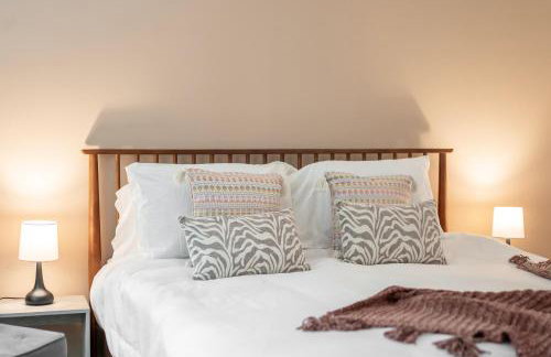 Stylish 5Bedroom Getaway in Quiet Mildenhall Area - Photo 8