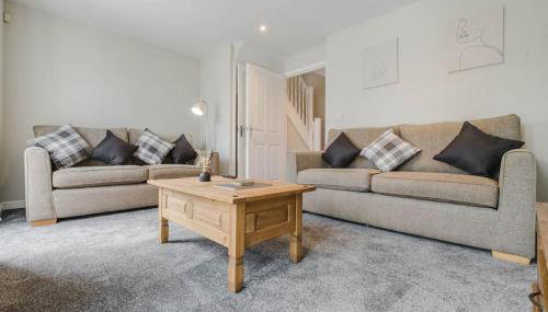 Charming House with Free Parking - Photo 3