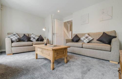 Charming House with Free Parking - Photo 3