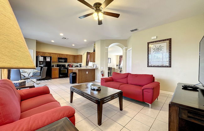 This Amazing 6 Bedroom Property With a Lake View - Foto 15