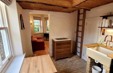 The Lookout: Cosy Compact Cottage - Photo 2