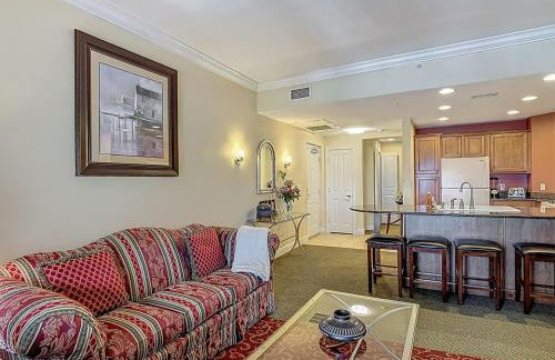 3-BR Condo with Dreamy Balcony Views, Walk to Pool - Foto 3