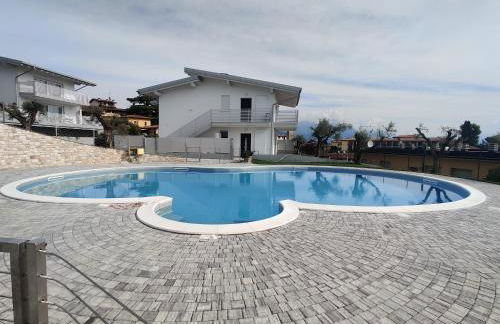 Bilocale in residence vista lago con piscina - Foto 24