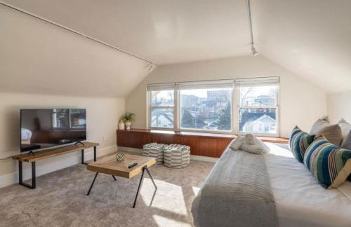 Deluxe 6 Bedroom 3 Min to Downtown w 2-car Driveway - Foto 8