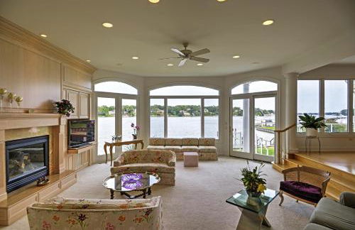 Elegant Riverfront Home with Expansive Views - Foto 3
