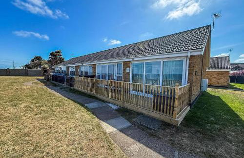 Lovely 5 Berth Bungalow At Waterside Village Park In Corton Ref 14006W - Photo 1