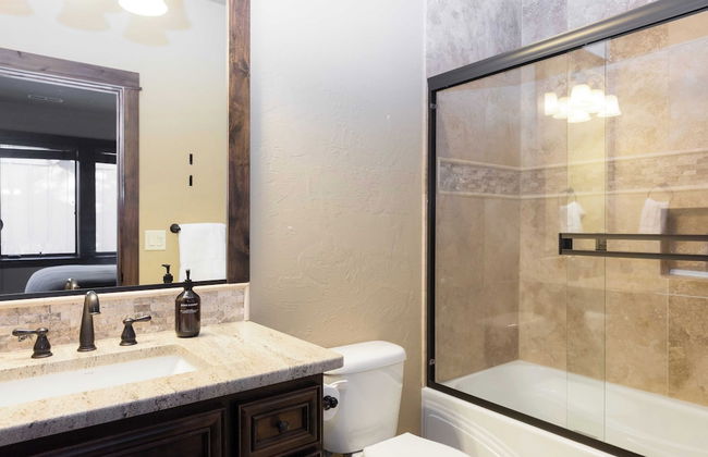 Klamath by Avantstay Gorgeous Mountain Home w/ Fire Pit, Spa & Lake Views - Photo 14