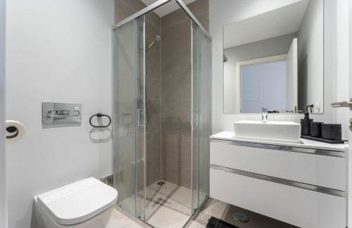 Stunning 3 BDR Flat W/ Rooftop Pool by LovelyStay - Foto 9