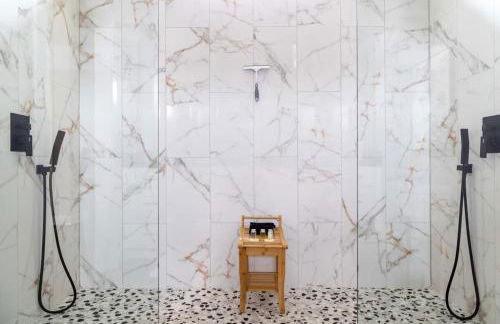 Lovely Modern 3BR-3BA Grove Home ABODEbucks - Photo 24