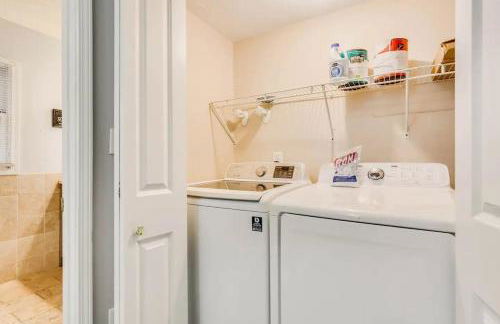 Spacious 5BR Retreat Sleeps 12,Large Deck - Foto 32