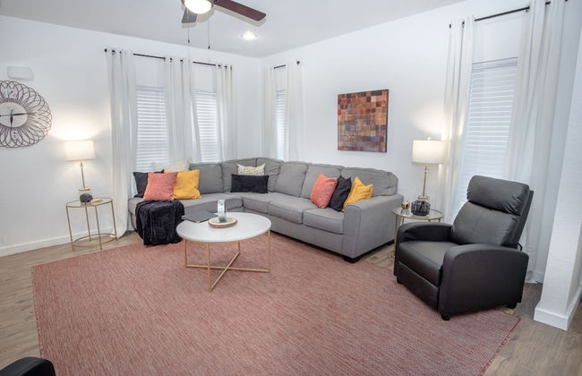 Huge Remodeled 5BR 4BA House Sleeps 20 Downtown - Photo 29