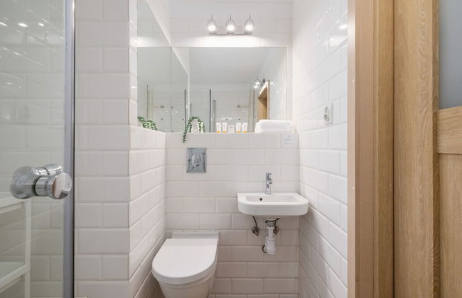 Grey Apartment in Katowice by Renters - Foto 28