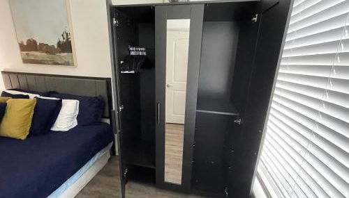 Centrally-Located 1BR Suite with Resort Pool View - Foto 5, wardrobe