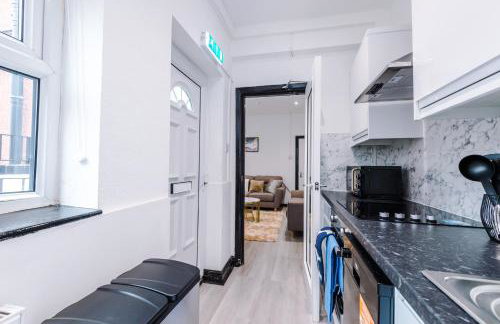 Spacious 5 bedroom house near Leeds City Centre sleeps 12 suits contractors with free parking - Foto 13